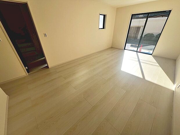 【リビング（１号棟）】ＬＤＫ約18帖！ゆとりあるリビングに家族の時間も増えますね♪