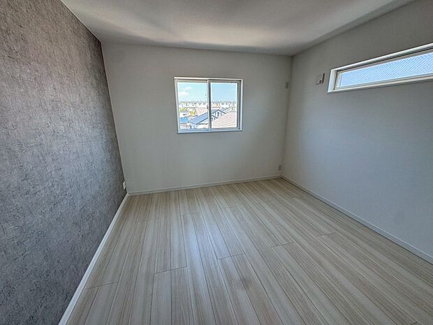 【洋室】2面採光のお部屋もあります!明るくお家に気持ちも明るくなりますね♪