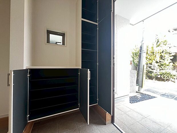 【玄関】シューズボックスありますよ！玄関周りもスッキリ片付きますね♪