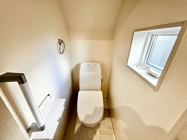 【温水洗浄便座】温水洗浄便座ですので、寒い日も温かい便座で安心して使用していただけますよ♪