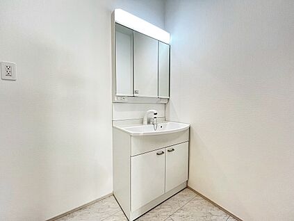 ３面鏡のシャワー付洗面台