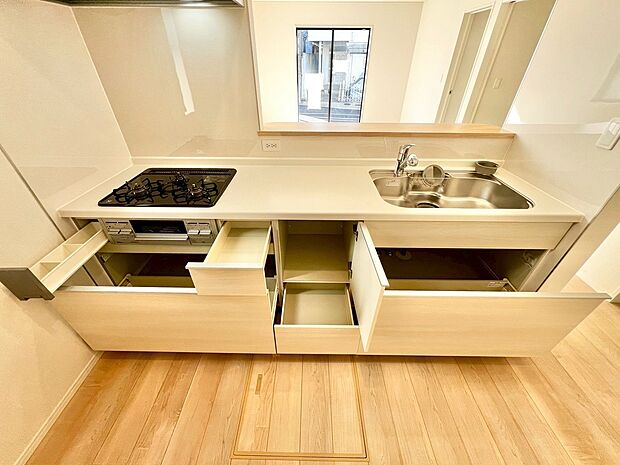 【3口コンロ・浄水器付のシステムキッチン】綺麗なお水で美味しいご飯を作って下さいね♪忙しいママをサポートしてくれますね♪3口コンロでお料理のレパートリーも増えますね♪