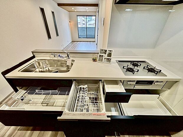 【システムキッチン(浄水器・3口コンロ)】食器洗浄機も付いているので、後片付けも楽々ですね!