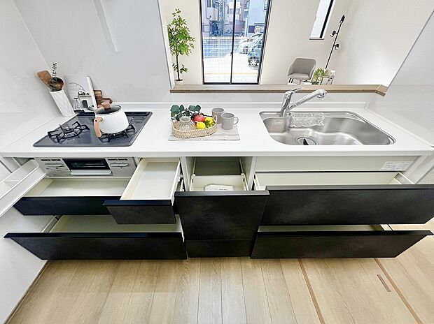 【システムキッチン(浄水器・3口コンロ)】3口コンロでお料理のレパートリーも増えますね♪