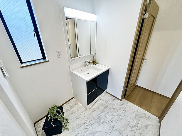 【3面鏡のシャワー付洗面台】寝ぐせ直しもラクラクですね!鏡裏・洗面台下にも収納があるので、スッキリと片付きますね!