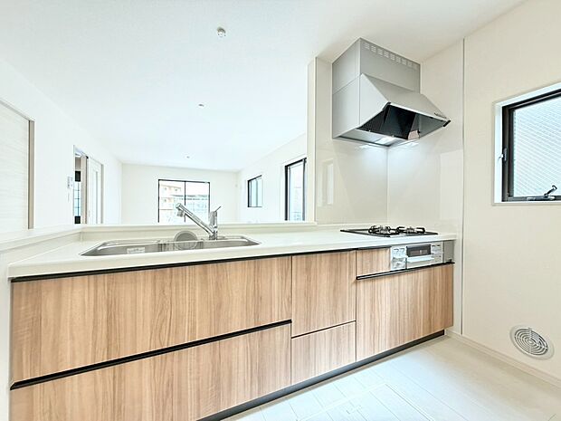 【3口コンロ・浄水器付システムキッチン】綺麗なお水で美味しいご飯を作って下さいね♪3口コンロでお料理のレパートリーも増えますね♪忙しいママをサポートしてくれます♪