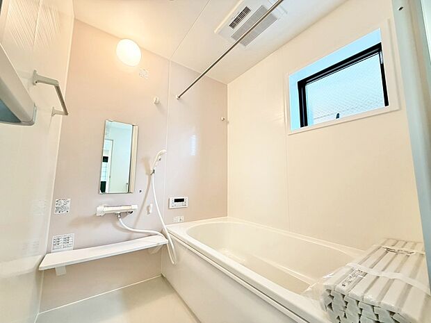 【浴室】一坪以上の浴室でのびのび一日の疲れを癒して下さいね!
浴室に窓が付いているので、換気ができて湿気やカビ防止になりますよ!