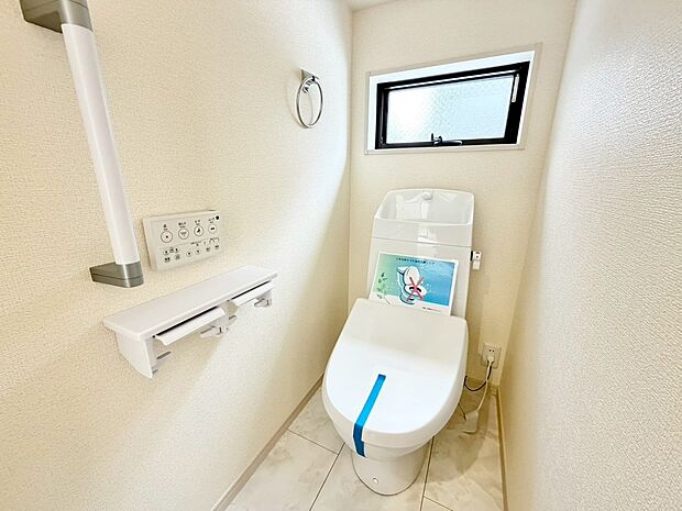 【温水洗浄便座】温水洗浄便座ですので、寒い日も温かい便座で安心して使用していただけますよ♪