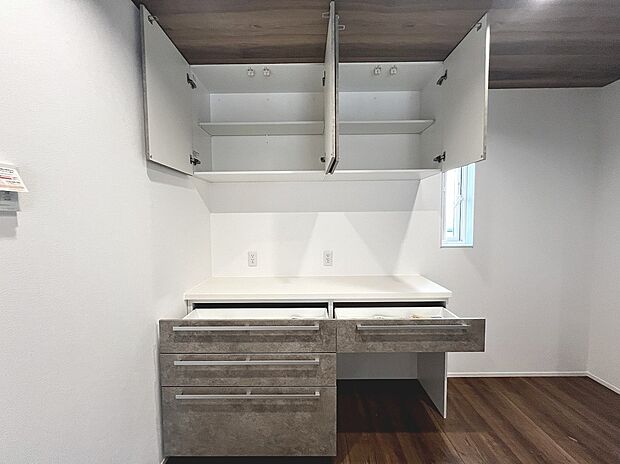 【カップボード】ママが喜ぶ家づくりがコンセプトのマリンホーム施工!
キッチンにはカップボードがあり、収納豊富な暮らしやすい住まいです♪