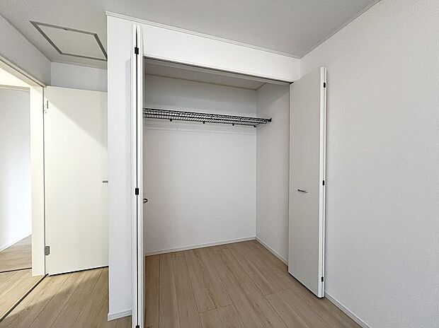 【クローゼット】クローゼットにはハンガーパイプが付いているので、洋服も綺麗に収納できますね！