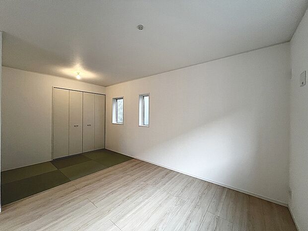 【リビング(2号棟)】LDK約16帖+約3帖のタタミコーナー!ゆとりあるリビングに家族の時間も増えますね♪