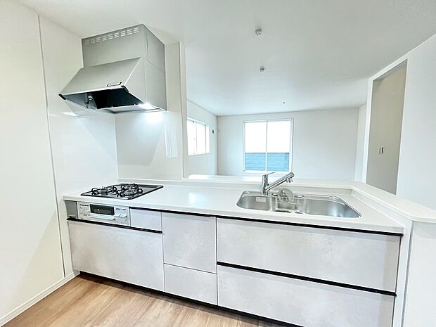 【システムキッチン（浄水器・３口コンロ）】３口コンロでお料理のレパートリーも増えますね♪