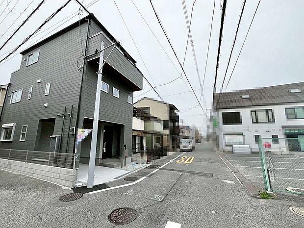 【前面道路を含む現地写真】前面道路約５．４ｍ♪広々運転の苦手な方も安心です！