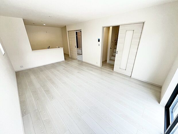 【リビング】LDK約17.5帖！２面採光の明るくゆとりあるリビングに家族の時間も増えますね！