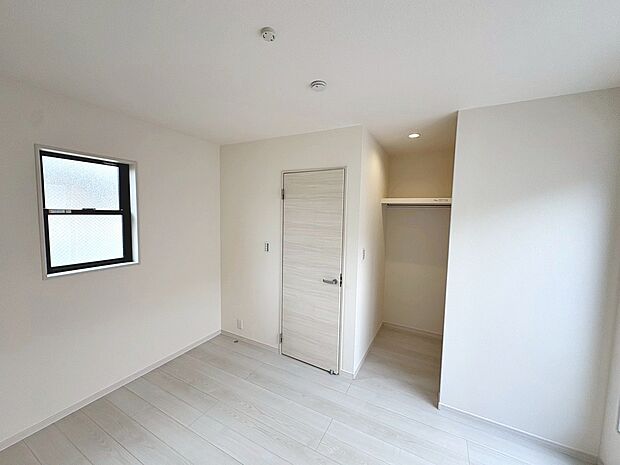 【洋室】ウォークインクローゼットもあるので、家族の思い出も大切にしまっておけますね!