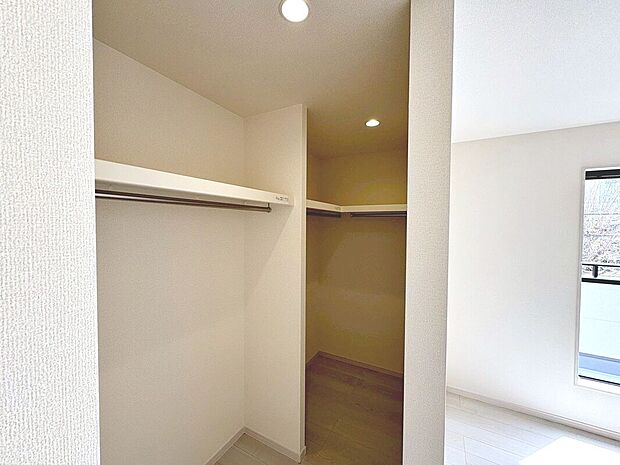 【ウォークインクローゼット】ウォークインクローゼットもございます!沢山収納できて嬉しいですね!
