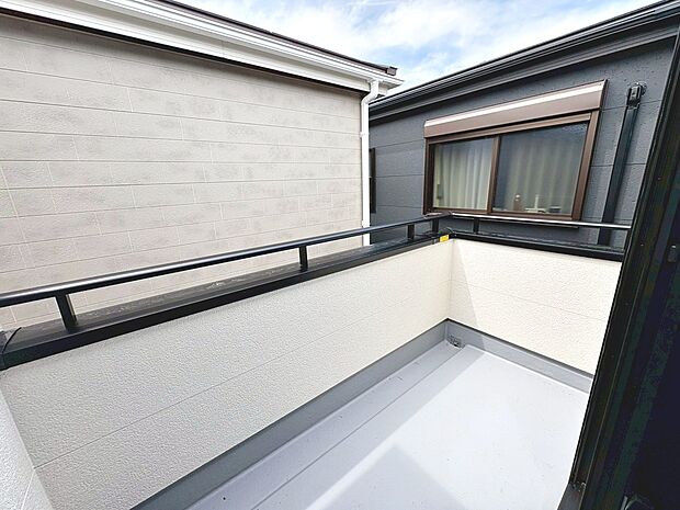 【ワイドバルコニー】ワイドバルコニーですので、洗濯物が干しやすそうですよ♪