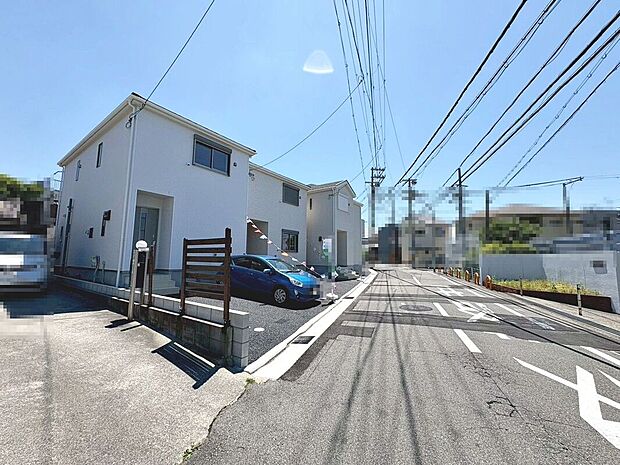 【前面道路を含む現地写真】前面道路約6.6m!広々開放感のある住まい♪
