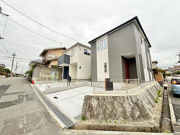 【前面道路を含む現地写真】【前面道路約６ｍ/約６．１ｍ】
広々運転の苦手な方も安心ですね♪是非現地にてご確認ください！