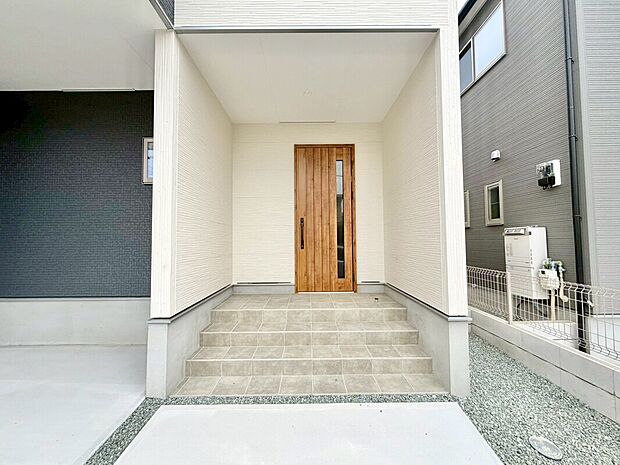 【エントランス】エントランス部分に屋根があるので、雨の日の車の乗り降りも濡れにくく嬉しいですね♪
