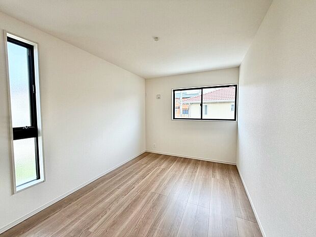 【洋室】2面採光の居室もありますよ!明るく風通しの良い室内に気持ちも明るくなりますね♪