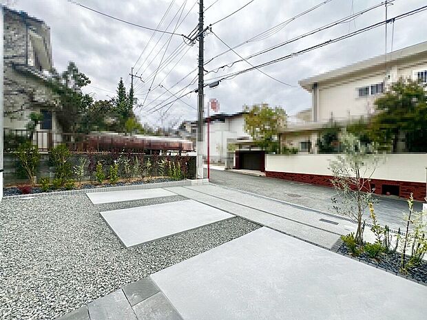 【前面道路を含む現地写真】前面道路約6.2m!広々運転の苦手な方も安心ですね!