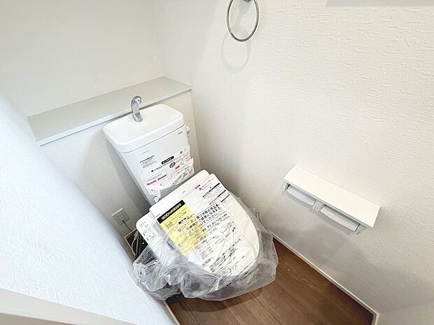 【温水洗浄便座】温水洗浄便座ですので、寒い日も温かい便座で安心して使用していただけますよ♪