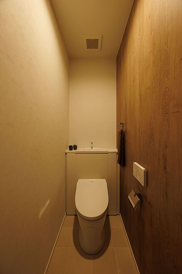 【【 トイレ(3号地) 】】トイレのキャビネットにはトイレットペーパー等収納できるスペースがございます!