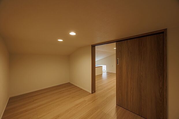 【【 小屋裏収納(3号地) 】】ロフト上がって右側の扉を開けると、3.5帖の小屋裏収納スペースがございます。