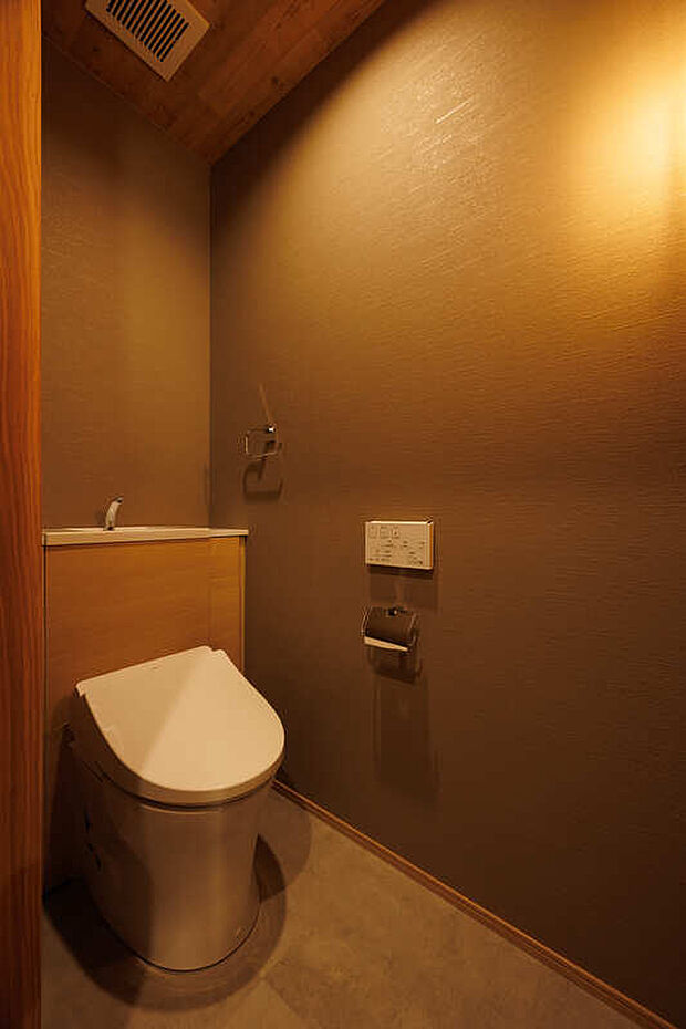 【【 トイレ 】】トイレのキャビネットにはトイレットペーパー等収納できるスペースがございます！