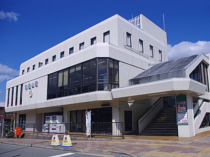 JR山陰本線『和田山駅』 約1.4km(車約5分)