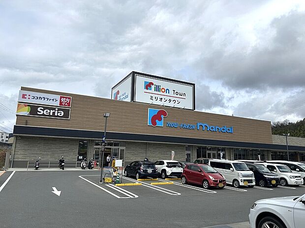 万代 高槻インター店(約750m)