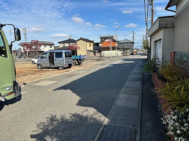 【現地写真】前面道路幅は約6.9mございます!車同士がゆとりを持ってすれ違える幅があるので駐車も安心です◎