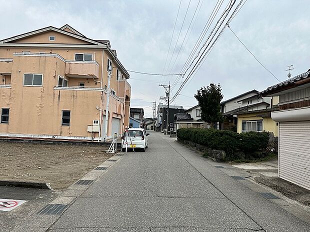 【現地写真】前面道路幅は約5.3mございます!