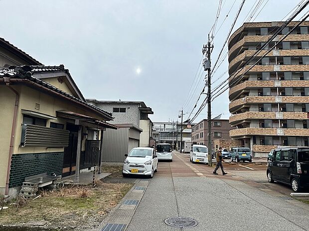 【現地写真】前面道路幅は約5.57ｍございます！