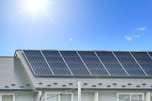 【太陽光発電システム】弊社の建売住宅は太陽光パネルが標準搭載されています。防災面でも安心&光熱削減で家計に優しい家に!