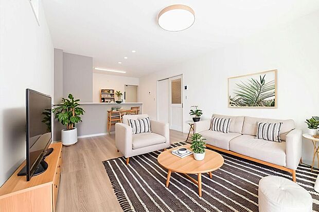 約16帖のLDKは、大きな窓からたっぷりと自然光が入り込み、オープンなレイアウトと温かみのあるデザインが家族との快適で幸せな時間をサポートします。※家具の配置等はイメージです