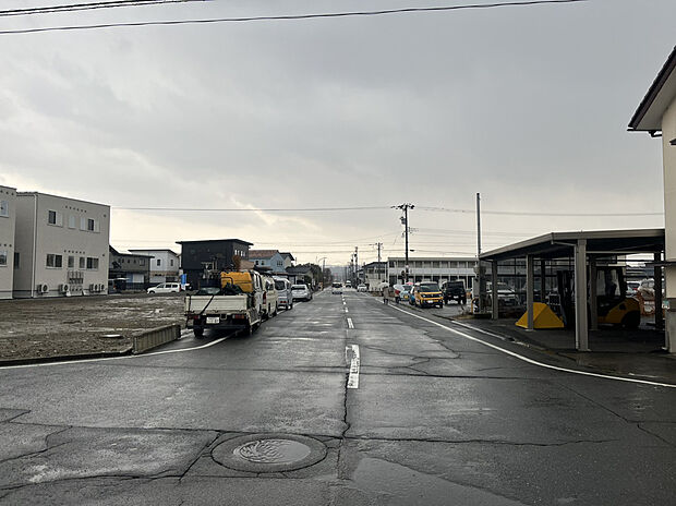 【現地写真】道路幅は約10mとゆとりがあり、対向車が来ても焦ることなく安心して車の出し入れができます◎