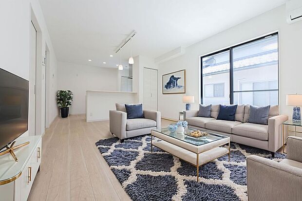 【施工例】LDKには対面型キッチンを採用◎ 料理をしながらお子様の様子を見守ることができ安心感UP♪家族との会話を楽しみながら過ごせる空間です。※家具の配置などはイメージです。