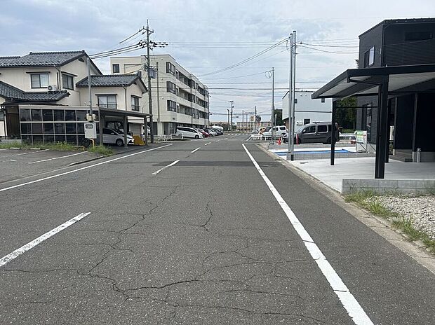 【現地写真】道路幅は約10mとゆとりがあり、対向車が来ても焦ることなく安心して車の出し入れができます◎