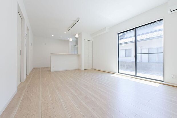 【施工例】LDKには対面型キッチンを採用。調理中もリビング全体を見渡せるため、お子様の様子を見守りながら家事ができ安心です。※家具配置はイメージです