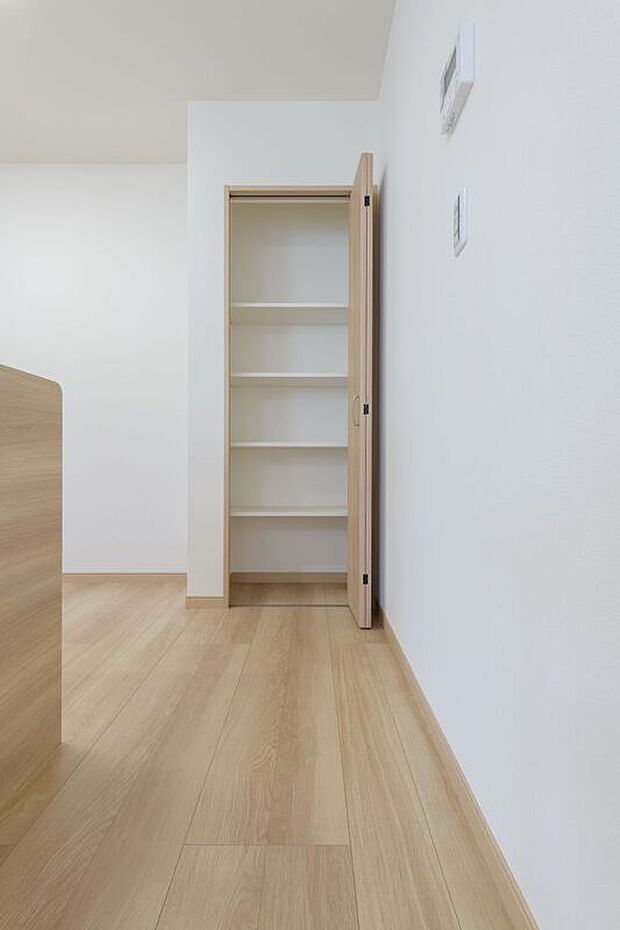 【キッチン物入】キッチンスペースには物入れを完備しており、食品や食器などの収納はもちろん、お米や水などのストックにも適しています。お料理中にサッと取り出し、サッと収納できるのが便利です♪