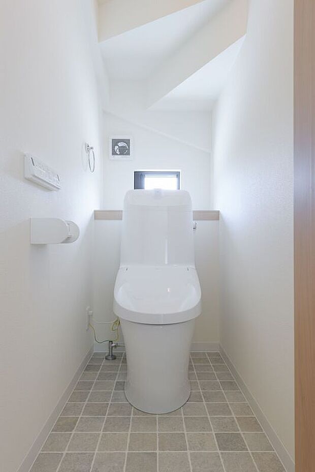 【トイレ】トイレは1階と2階で合計2箇所についております。朝の混雑でも待ち時間を短縮できます！フチレスタイプなのでサッと一拭きでお掃除ラクラクです！