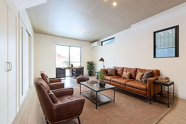 【リビング】【施工例】約15帖のリビングルームでは、大きな窓から自然光がたっぷりと差し込みます。オープンなレイアウトと温かみのある雰囲気が、家族との質の高い時間を過ごすのに最適です。※家具の配置等はイメージです。