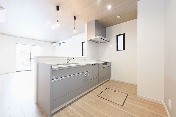 【キッチン】対面式キッチンは、家事をしながら家族とコミュニケーションが取れる人気のスタイルです。引き出しはソフトクローズ機能付き！小さなお子様がいるご家庭でも指を挟むなどの事故を防げます。