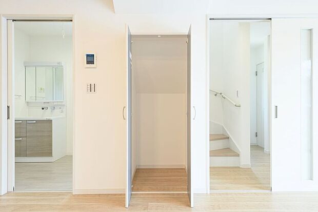 【階段下収納】地震や災害に備えて階段下収納には防災グッズ・備蓄品などの収納に便利です◎