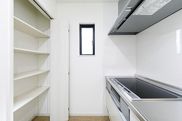 【キッチン収納】【施工例】キッチンスペースには物入れを完備しており、食品や食器などの収納はもちろん、お米や水などのストックにも適しています。お料理中にサッと取り出せ便利です♪
