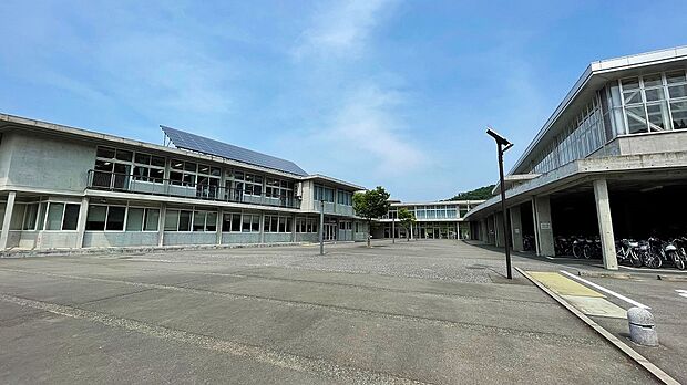 至民中学校（約1,200m）