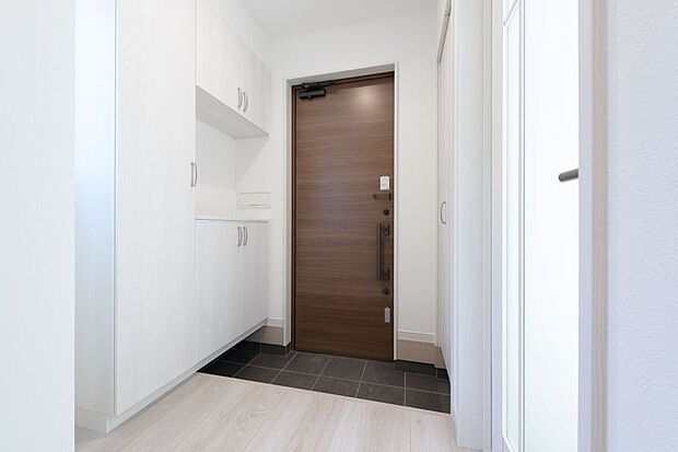 【玄関収納】【施工例】玄関収納はコの字型で収納力たっぷり！靴や日用品をスッキリ片付けられ、カウンターにはお気に入りの小物を飾って楽しめます◎