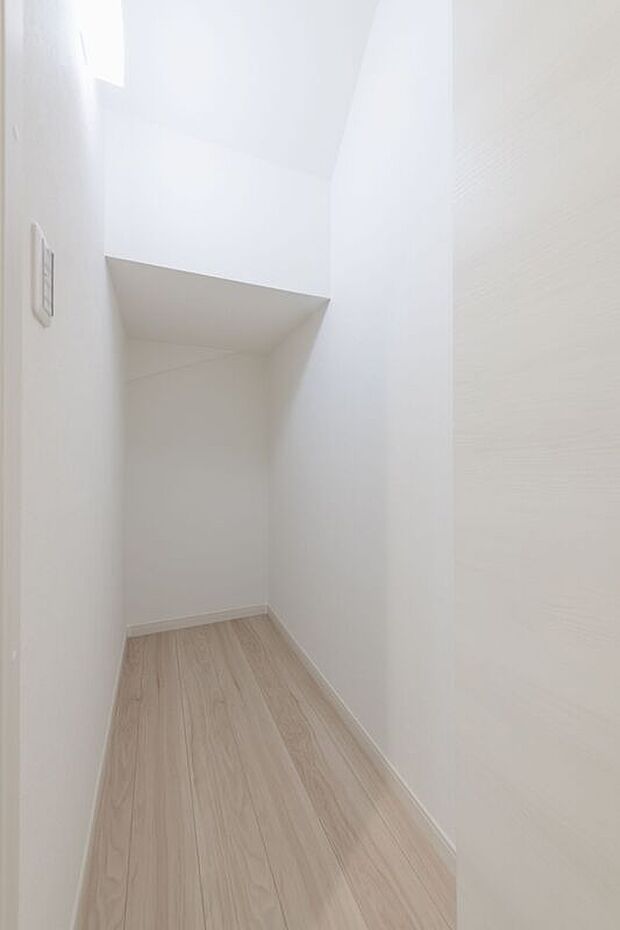 【【施工例】階段下収納】デッドスペースになりがちな階段下を有効活用した収納。掃除道具や日用品のストックなどをすっきり収められ、住まいを広く使える便利なスペースです。